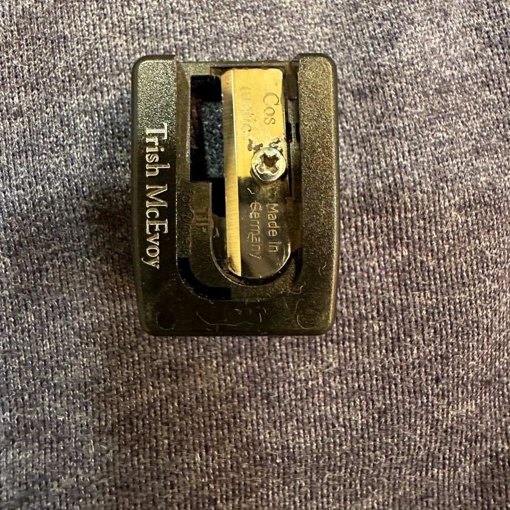 TRISH MCEVOY EYE AND LIP PENCIL SHARPENER - Picture 2 of 4